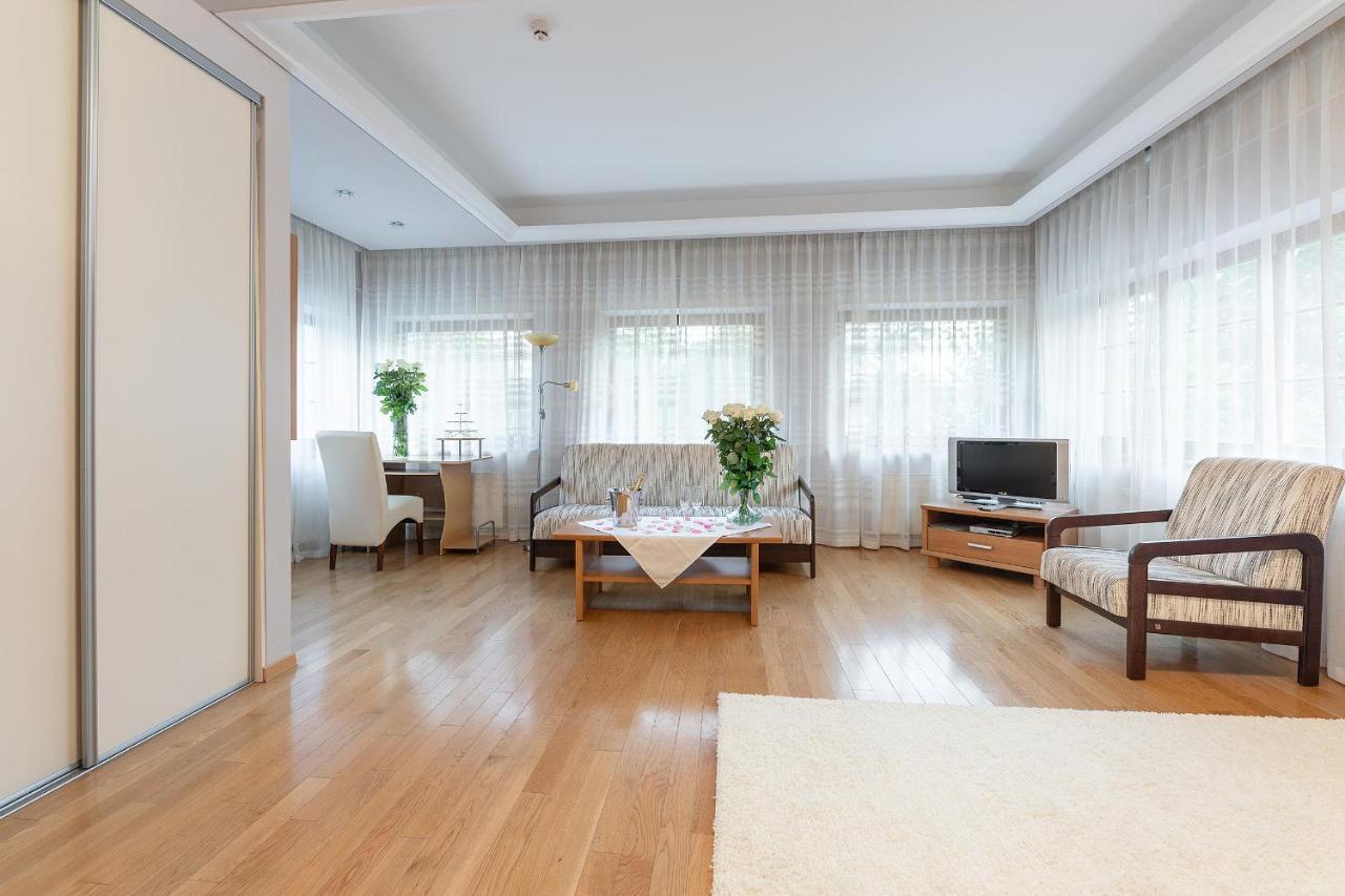 Room In Guest Room - Valensija - Large Suite Apartment (Adults Only) Jurmala Exterior photo