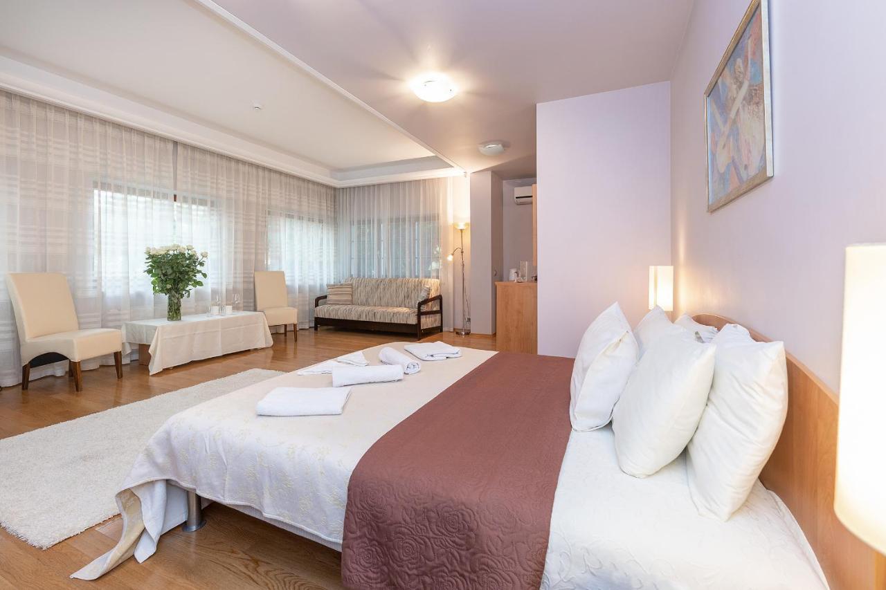 Room In Guest Room - Valensija - Large Suite Apartment (Adults Only) Jurmala Exterior photo